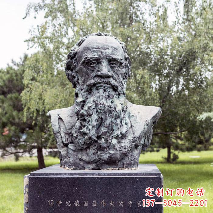 江西19世纪俄国最伟大的作家列夫·尼古拉耶维奇·托尔斯泰雕像