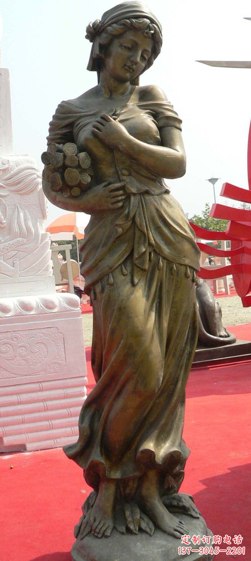 江西抱着柴火的西方女孩人物铜雕