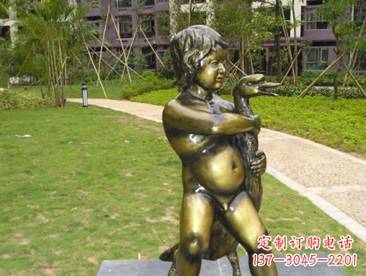 江西抱着鹅的男孩城市玻璃钢仿铜景观雕塑