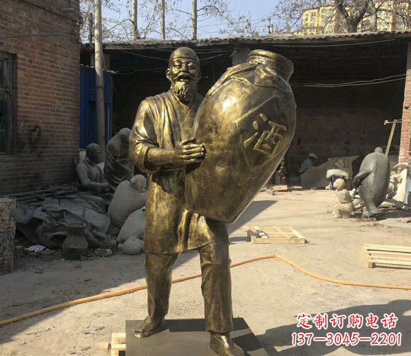 江西抱着酒坛的人物铜雕