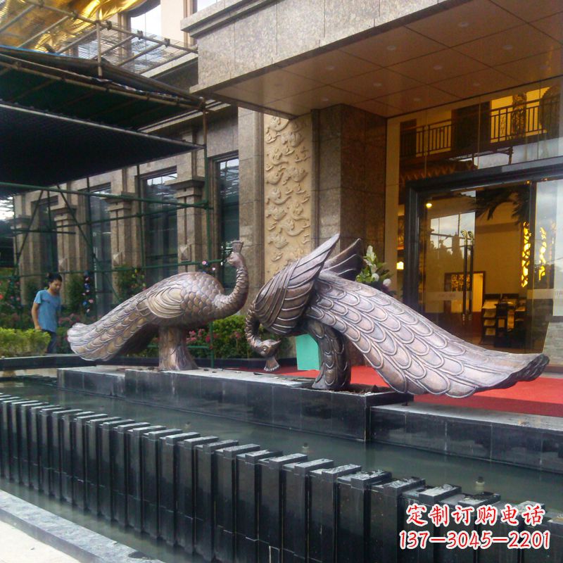江西宾馆门口铜雕孔雀