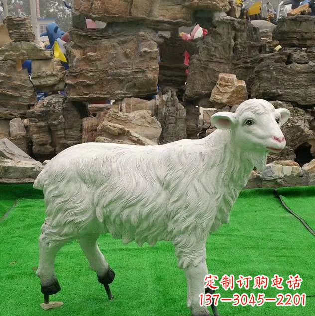 江西玻璃钢仿真绵羊动物雕塑