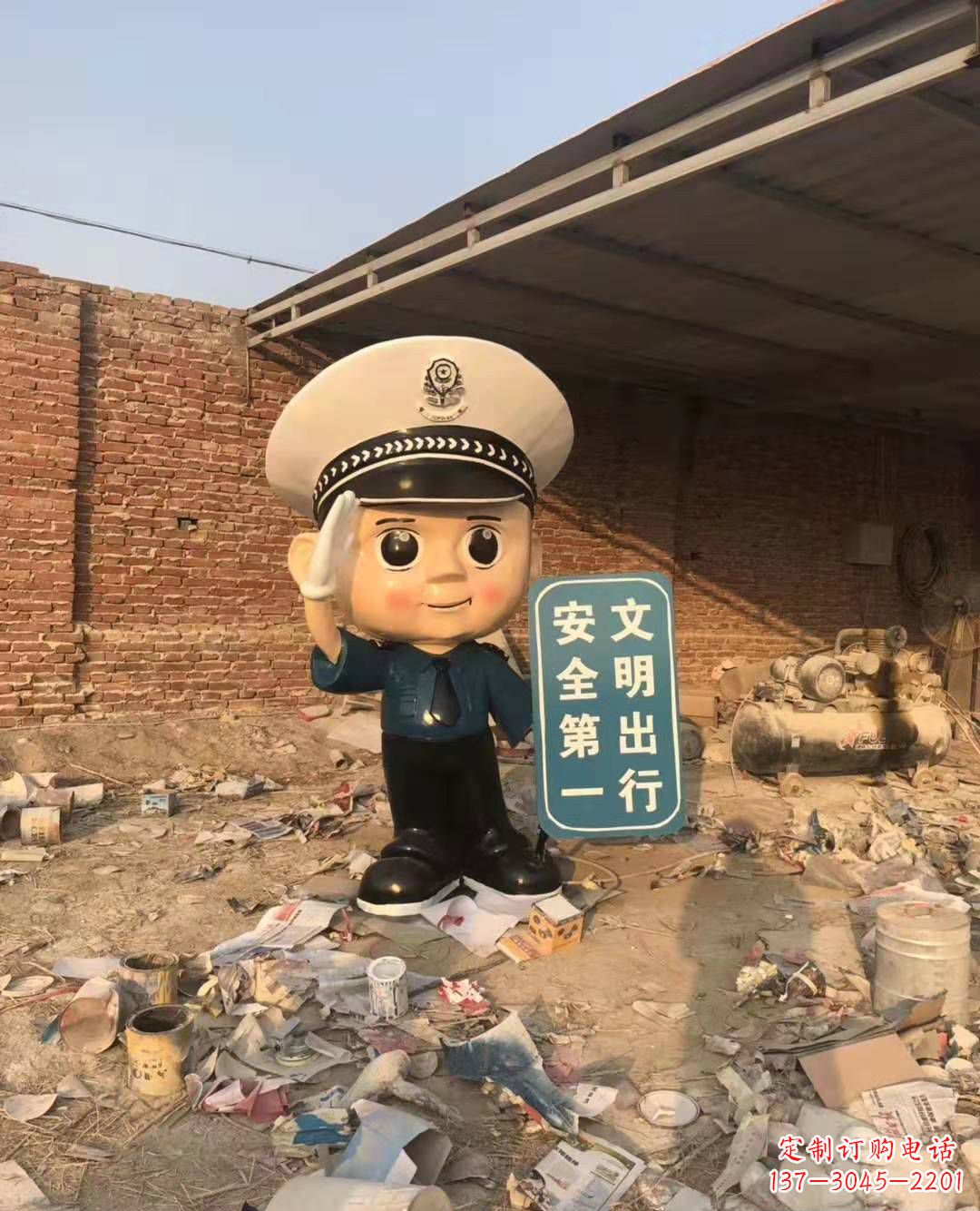 江西玻璃钢卡通警察雕塑公园广场安全警示语雕塑