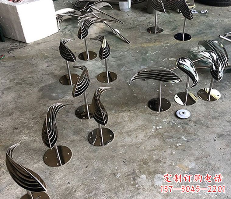 江西不锈钢抽象动物小鱼雕塑