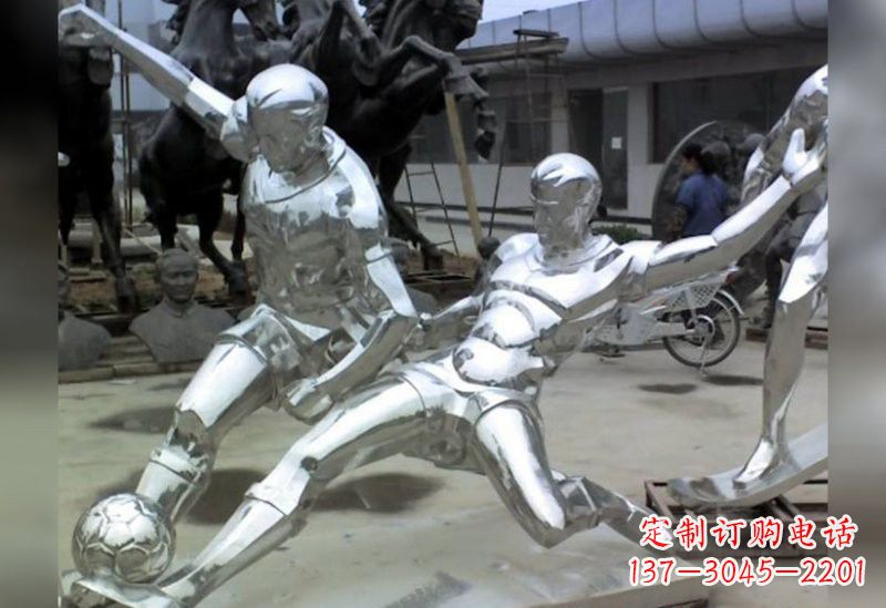 江西不锈钢抽象踢足球的人物雕塑
