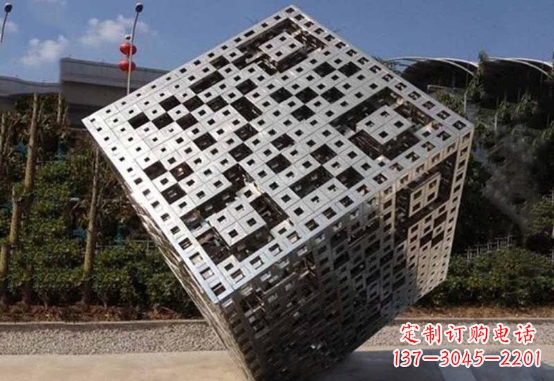 江西不锈钢广场上的魔方雕塑