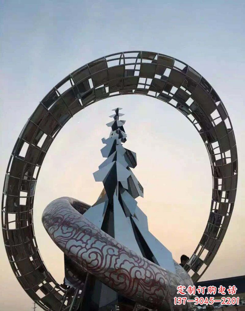 江西不锈钢广场上的松树雕塑
