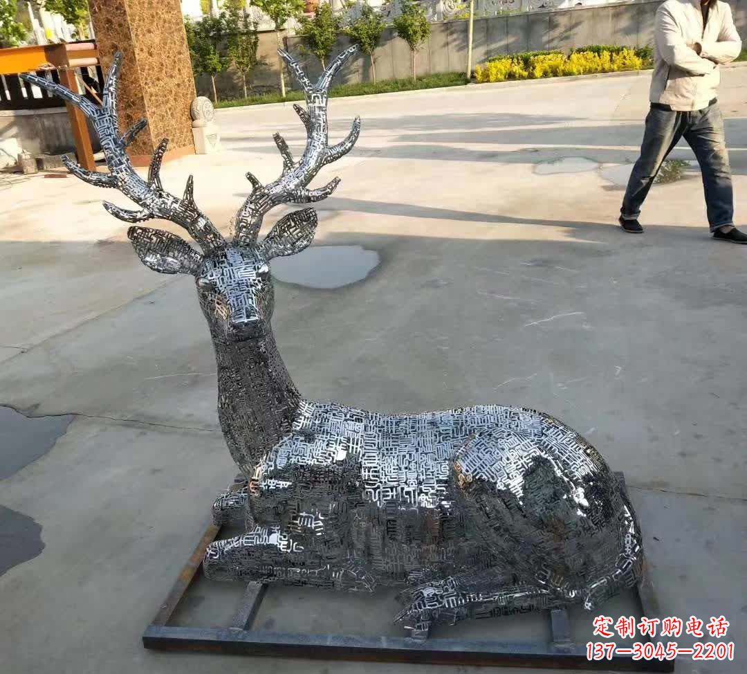 江西梅花鹿雕塑点缀不锈钢广场星空