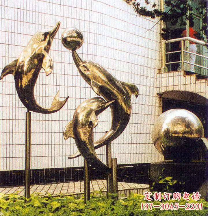 江西海豚跃动的校园雕塑