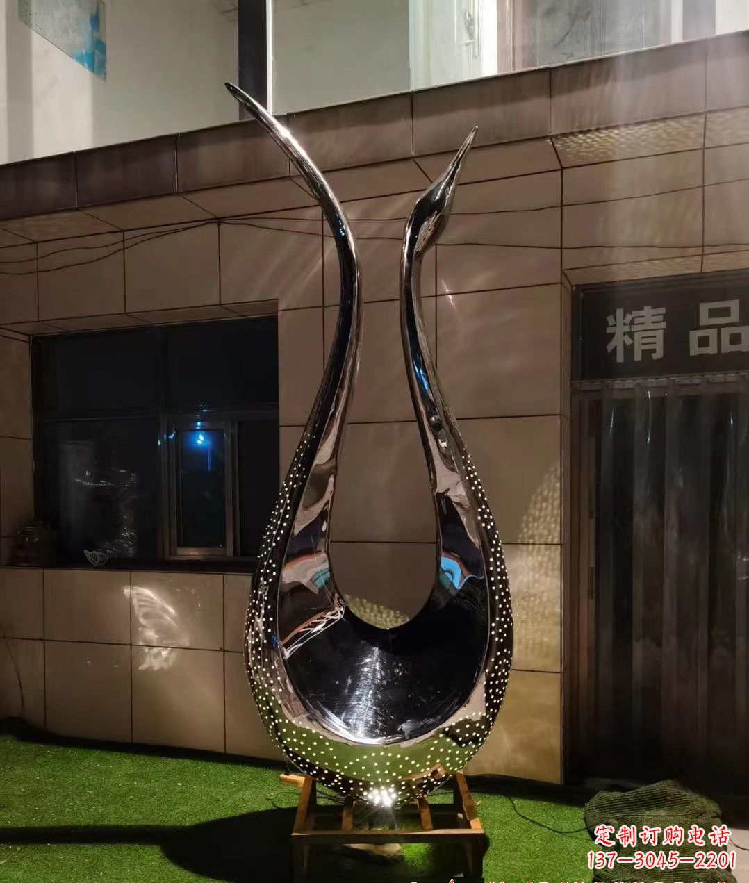 江西不锈钢镜面天鹅雕塑——象征着美丽与坚强