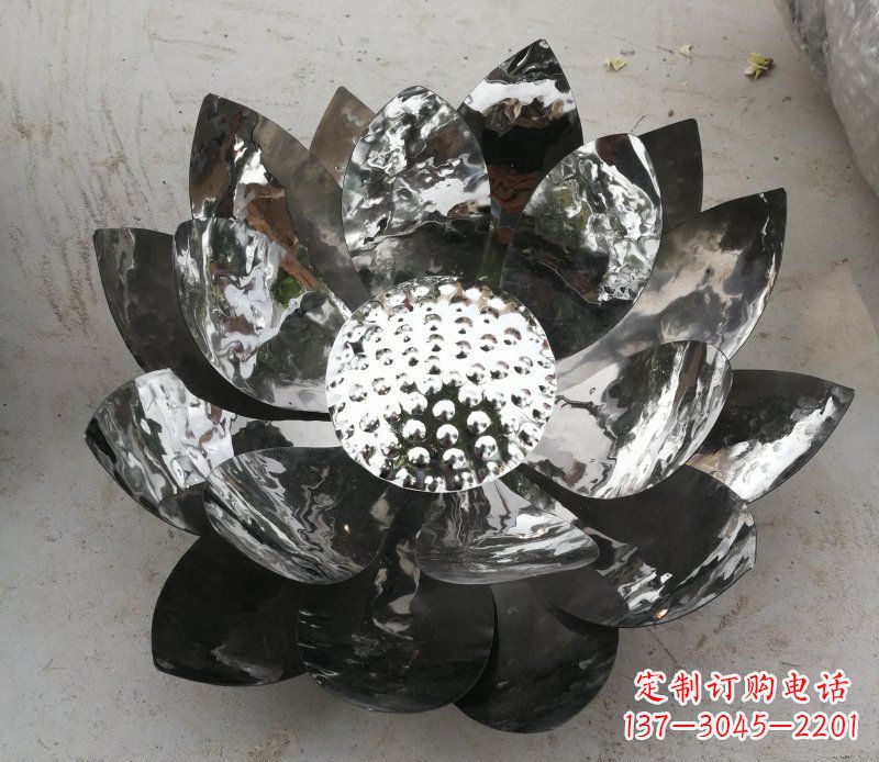 江西不锈钢镜面的荷花雕塑——彰显美丽与恬静