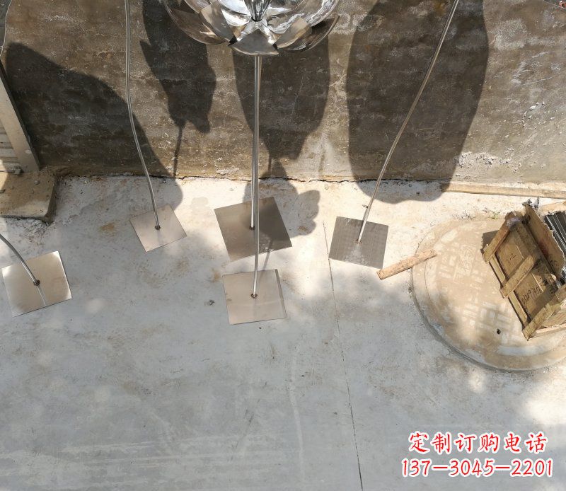 江西不锈钢荷叶雕塑给大厅带来精致优雅