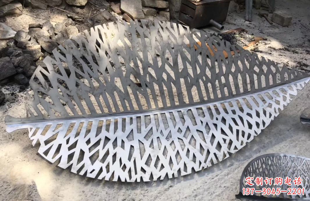 江西不锈钢镂空树叶雕塑艺术的精美结合