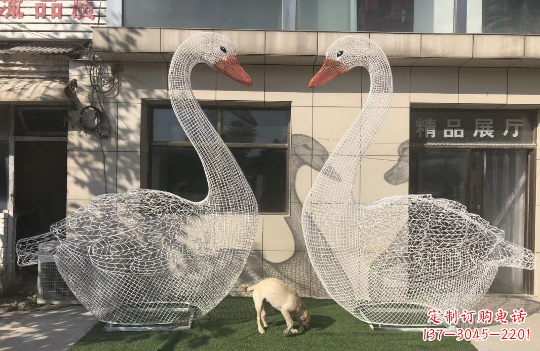 江西不锈钢镂空天鹅雕塑给室外增添美感