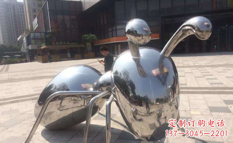 江西不锈钢蚂蚁雕塑精美而富有讽刺意味