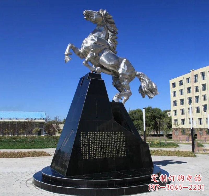 江西不锈钢企业广场上的马雕塑