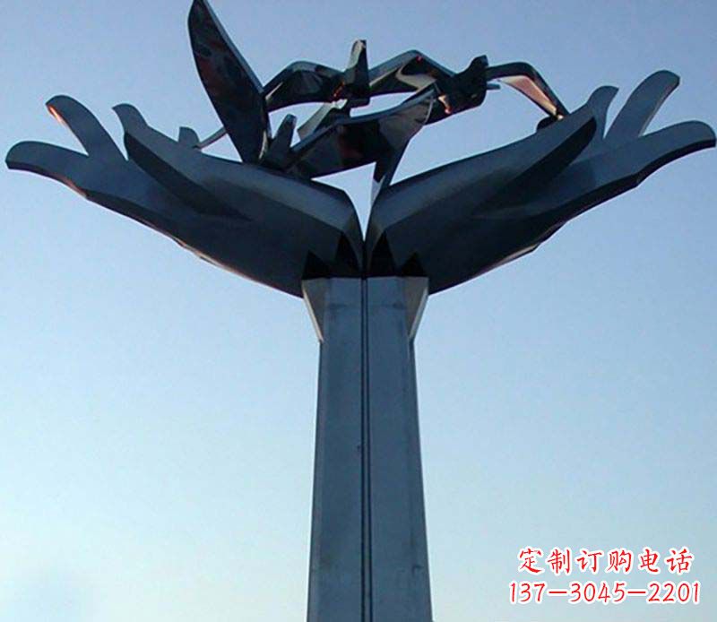 江西不锈钢手托鸽子雕塑象征着和平与爱