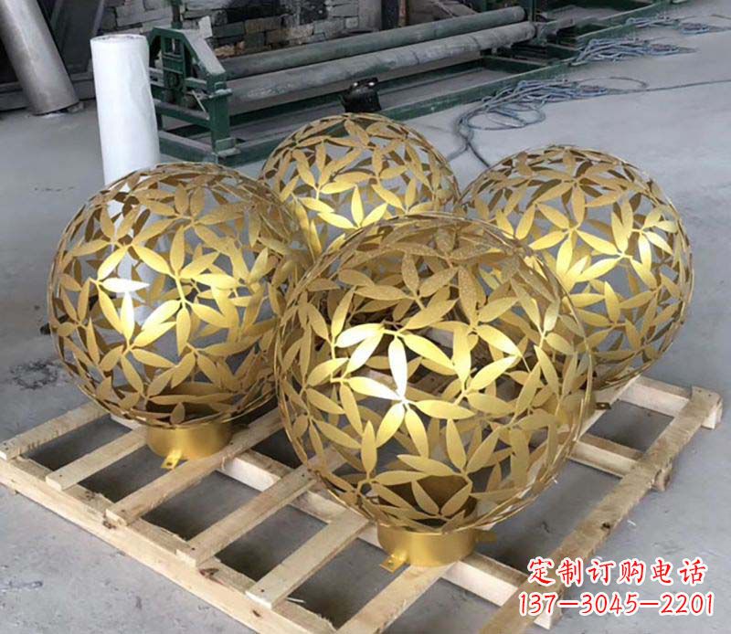 江西不锈钢树叶镂空球的美妙景观