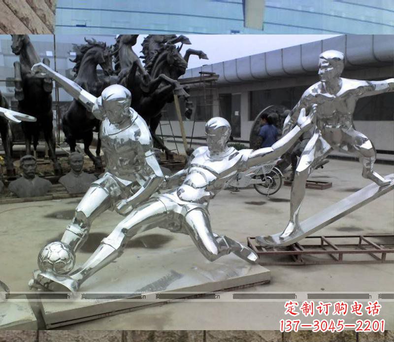江西玩足球的不锈钢雕塑