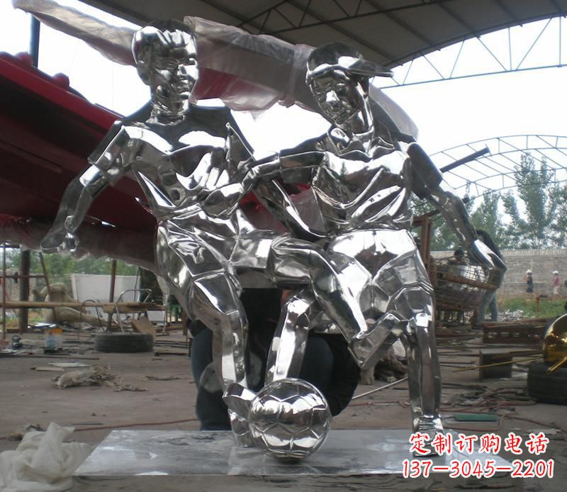 江西展现足球精神的不锈钢雕塑