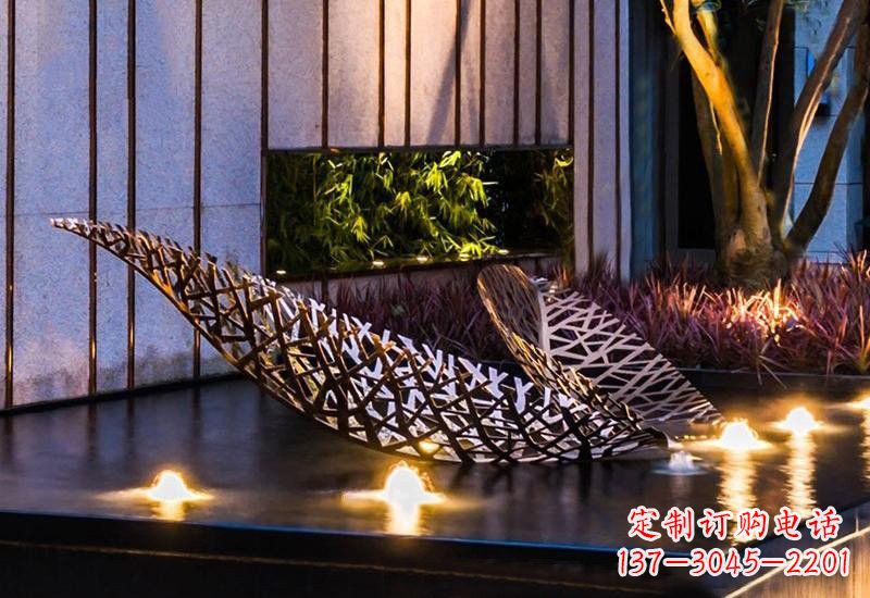 江西不锈钢小区镂空树叶雕塑给小区添彩