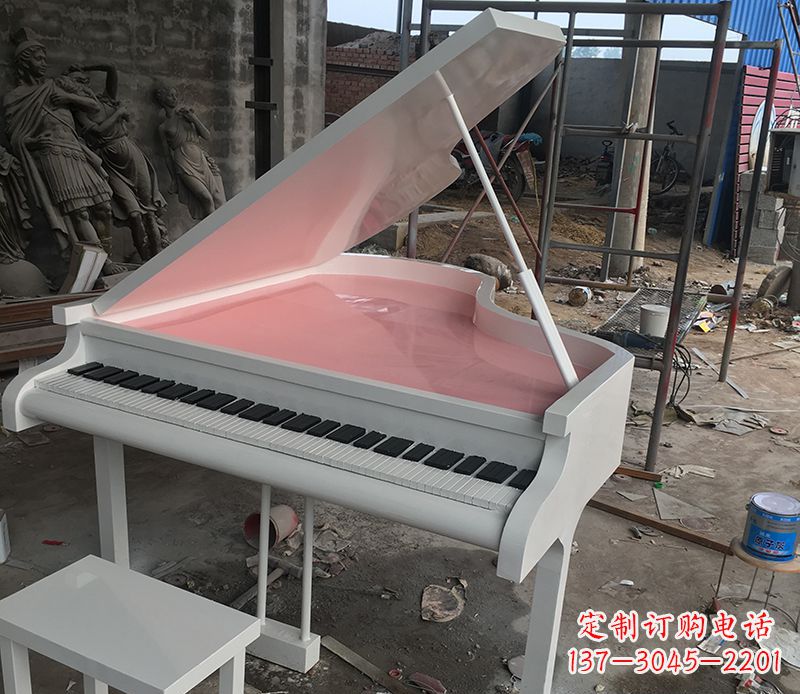 江西校园里的钢琴雕塑