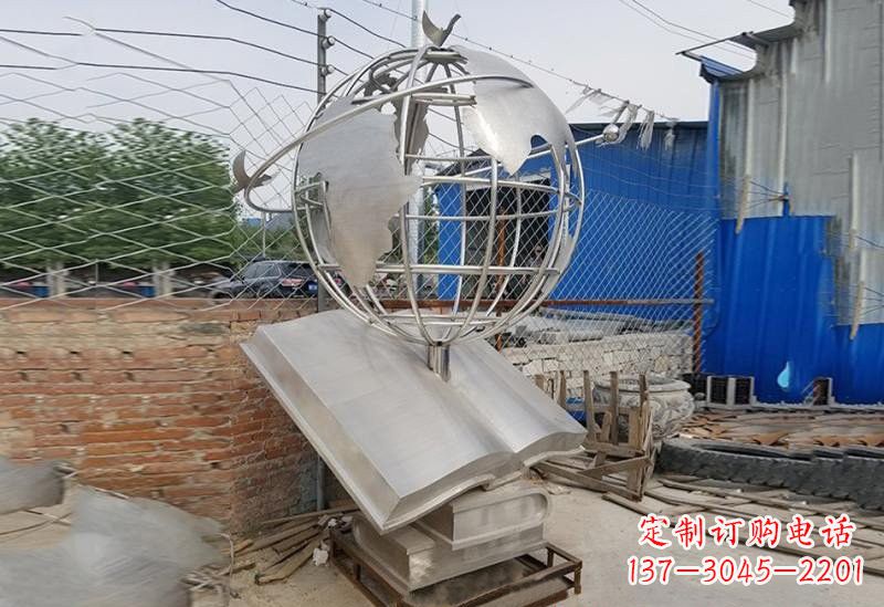 江西不锈钢校园里的地球雕塑