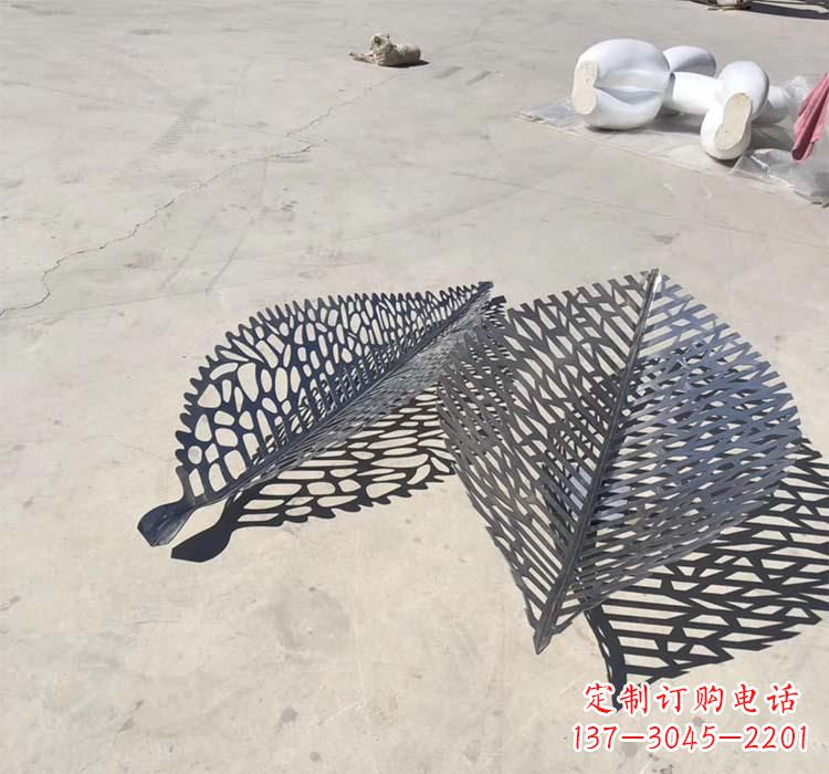 江西不锈钢园林镂空树叶雕塑给空间增添美感