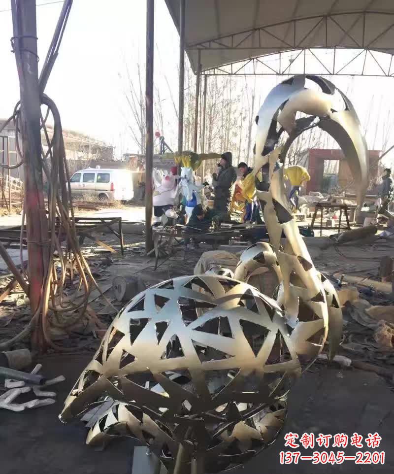 江西不锈钢天鹅雕塑象征着幸福的美好