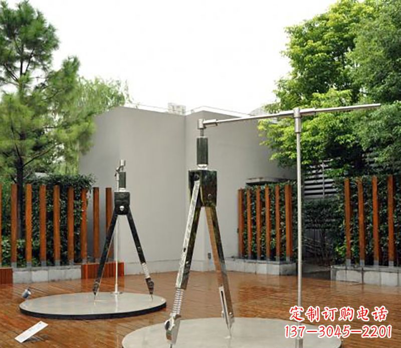 江西以不锈钢精雕细琢的圆规雕塑