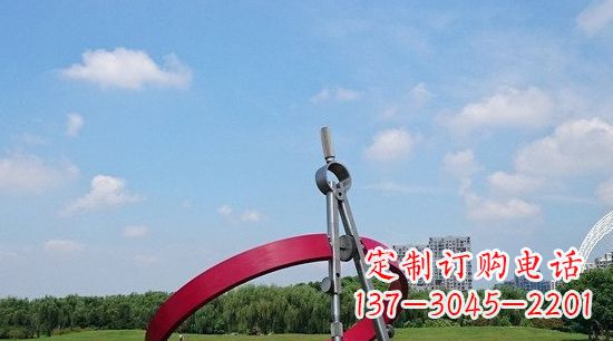 江西不锈钢圆规雕塑环绕着美景