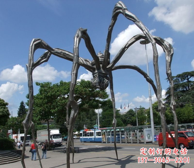 江西蜘蛛侠雕塑点缀不锈钢的景观