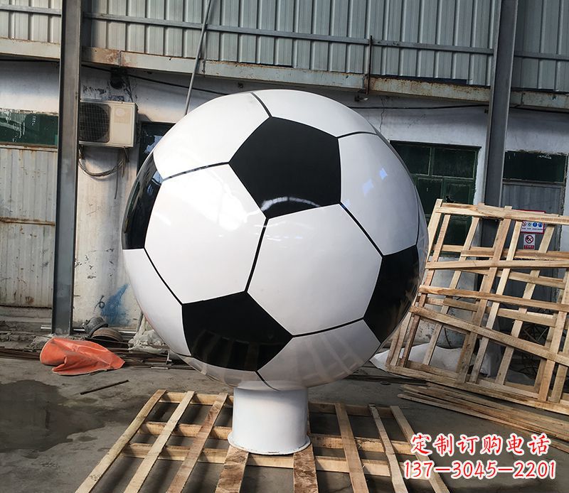 江西激发足球热情的不锈钢足球雕塑