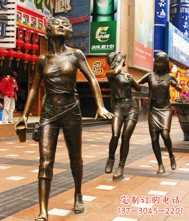 江西步行街逛街的女孩人物铜雕