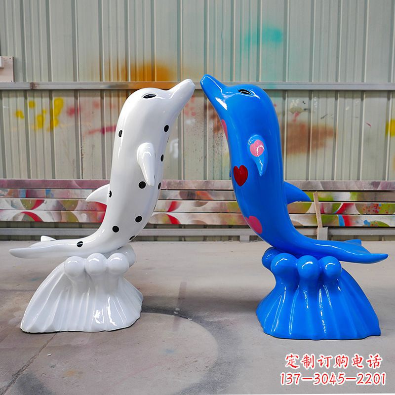 江西彩绘玻璃钢海豚雕塑,一蓝一白2只