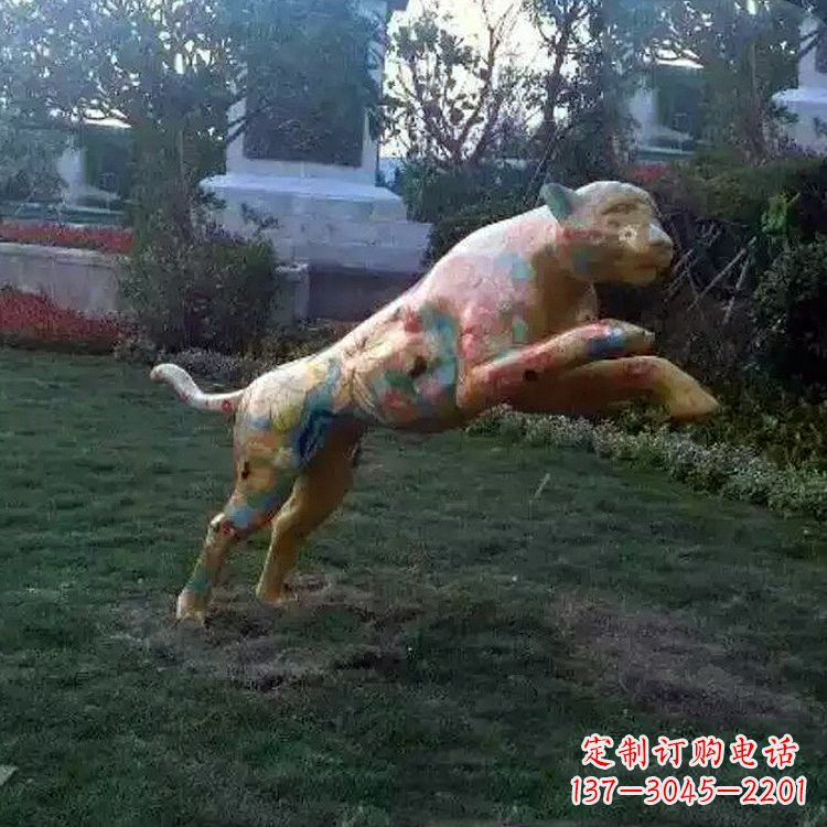 江西彩绘豹子玻璃钢雕塑-草坪绿地动物摆件