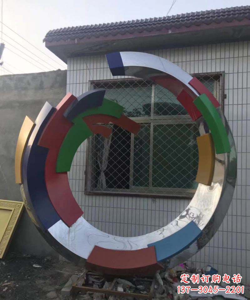江西绚烂多彩的不锈钢圆环雕塑