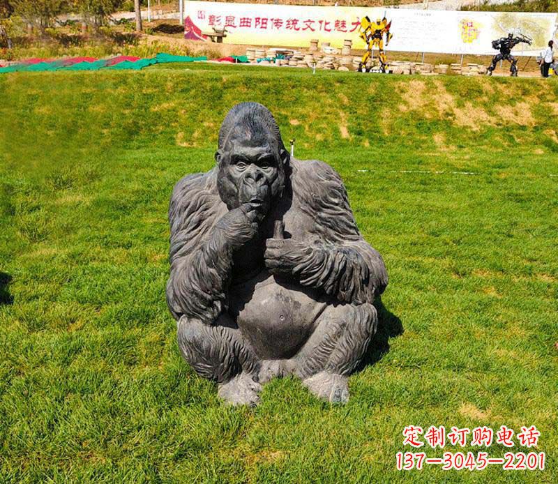 江西猩猩雕塑——草坪猩猩公园的艺术精品