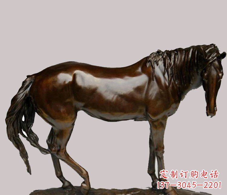 江西草原上的动物雕塑