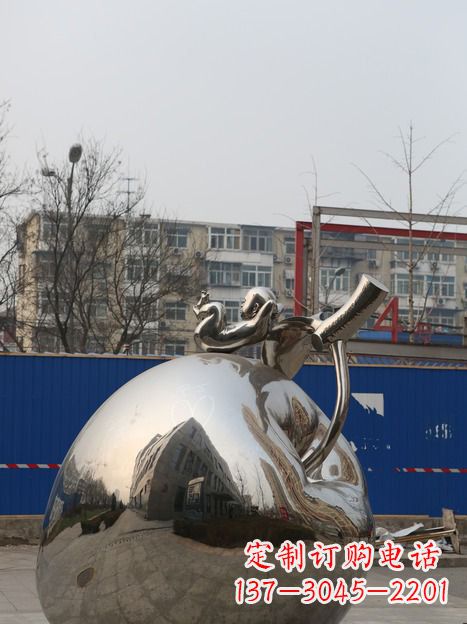 江西城市中的苹果雕塑