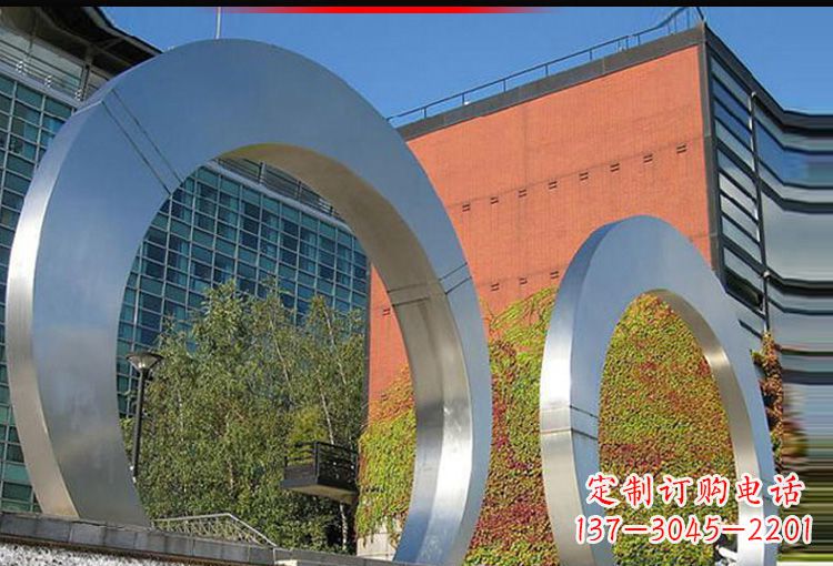 江西城市空间里的不锈钢圆环雕塑