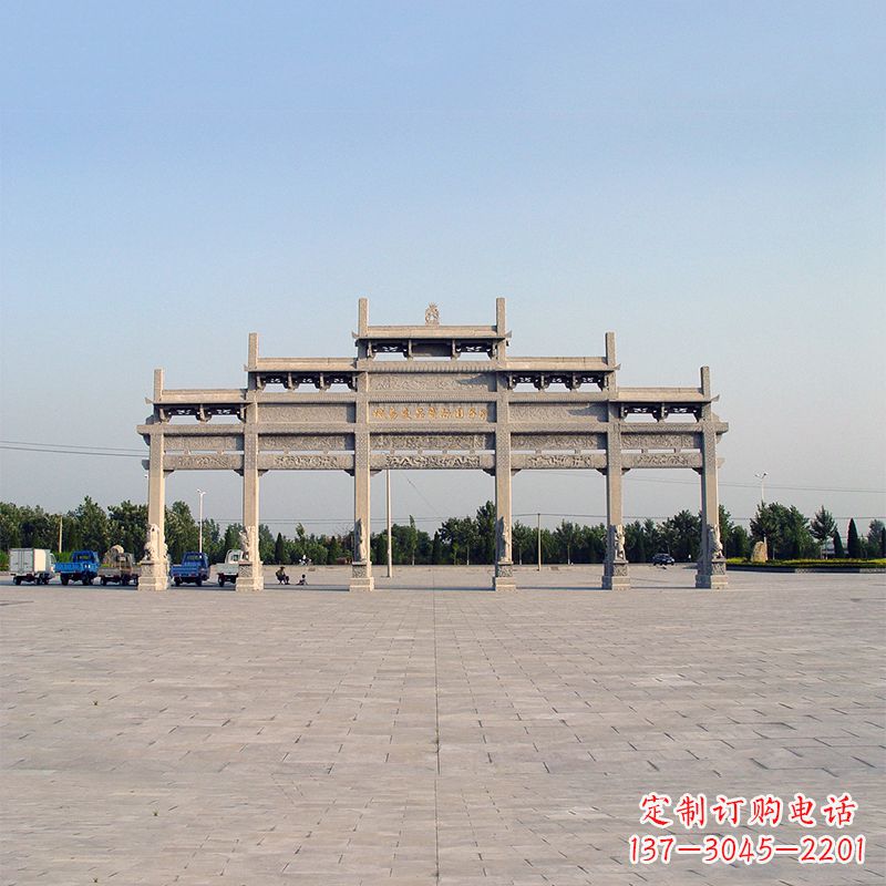 江西精美石雕牌坊点缀城市广场