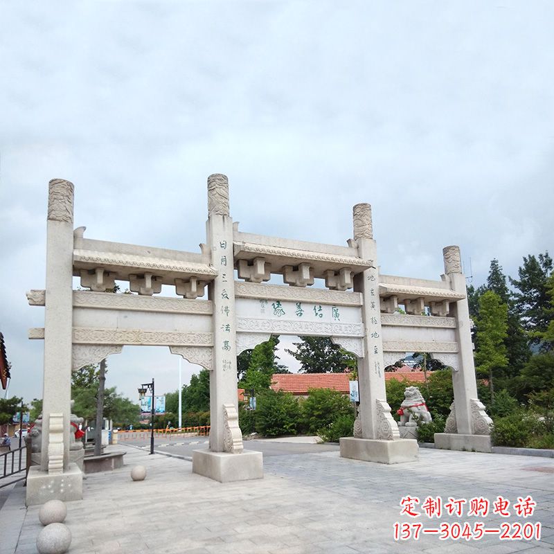 江西城市街道上的牌坊雕塑