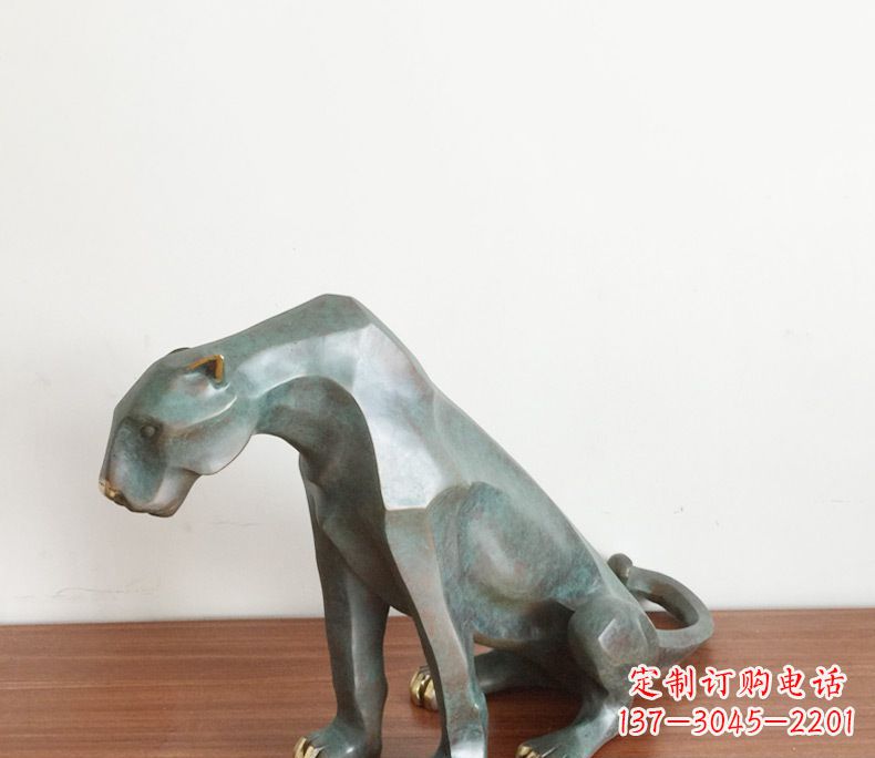 江西绚丽多彩的豹子动物铜雕