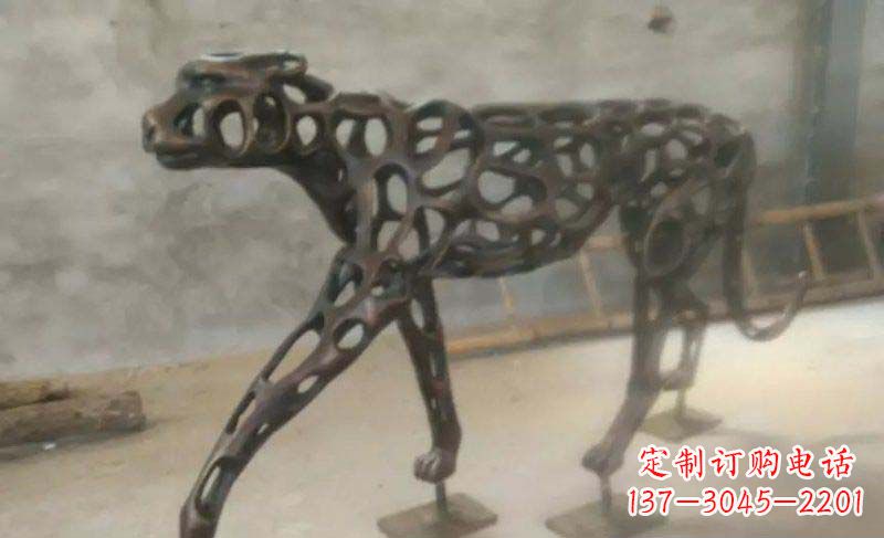 江西珍贵的豹雕塑——金钱豹公园的标志
