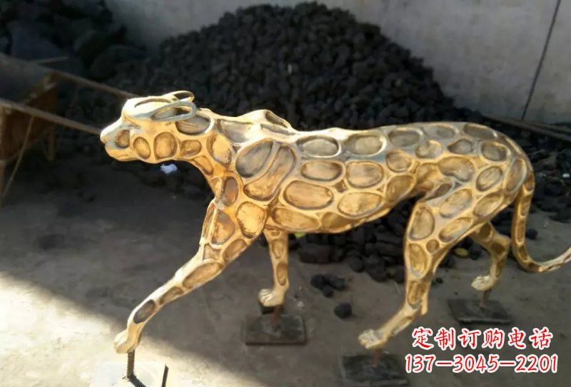 江西青铜豹雕塑象征着非凡力量与威严