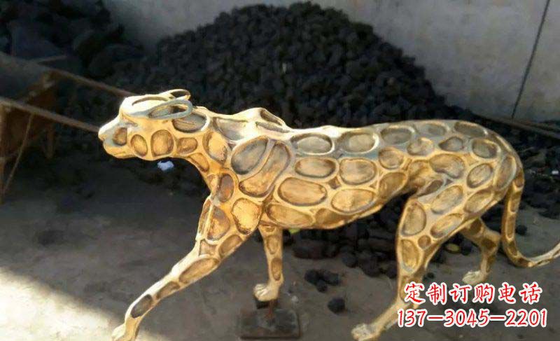江西雄健的豹雕塑