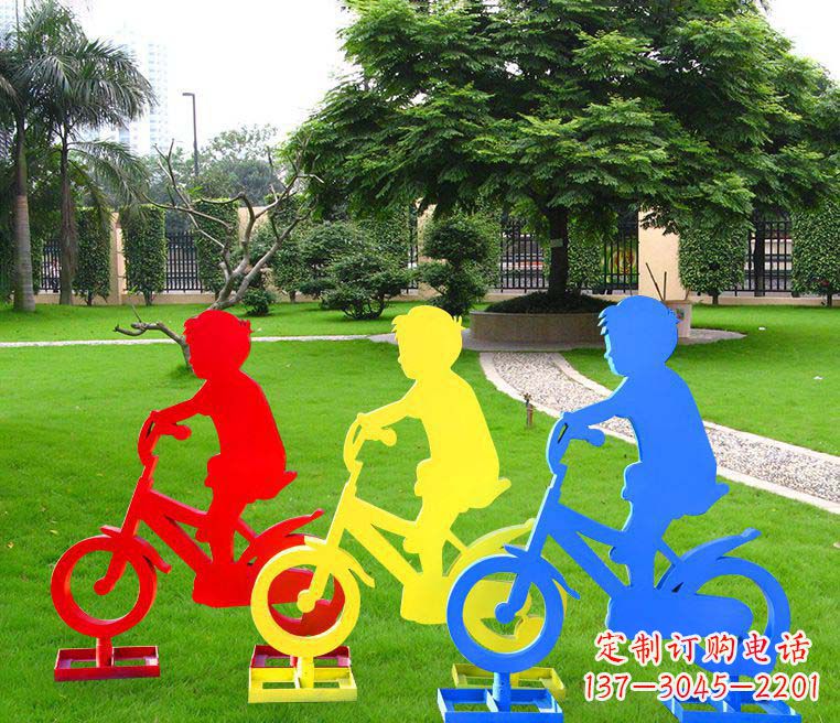 江西青春无悔——一尊男孩骑车雕塑