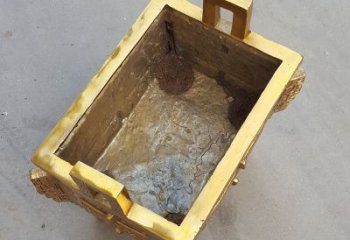 江西以纯铜铸造的金色香炉鼎