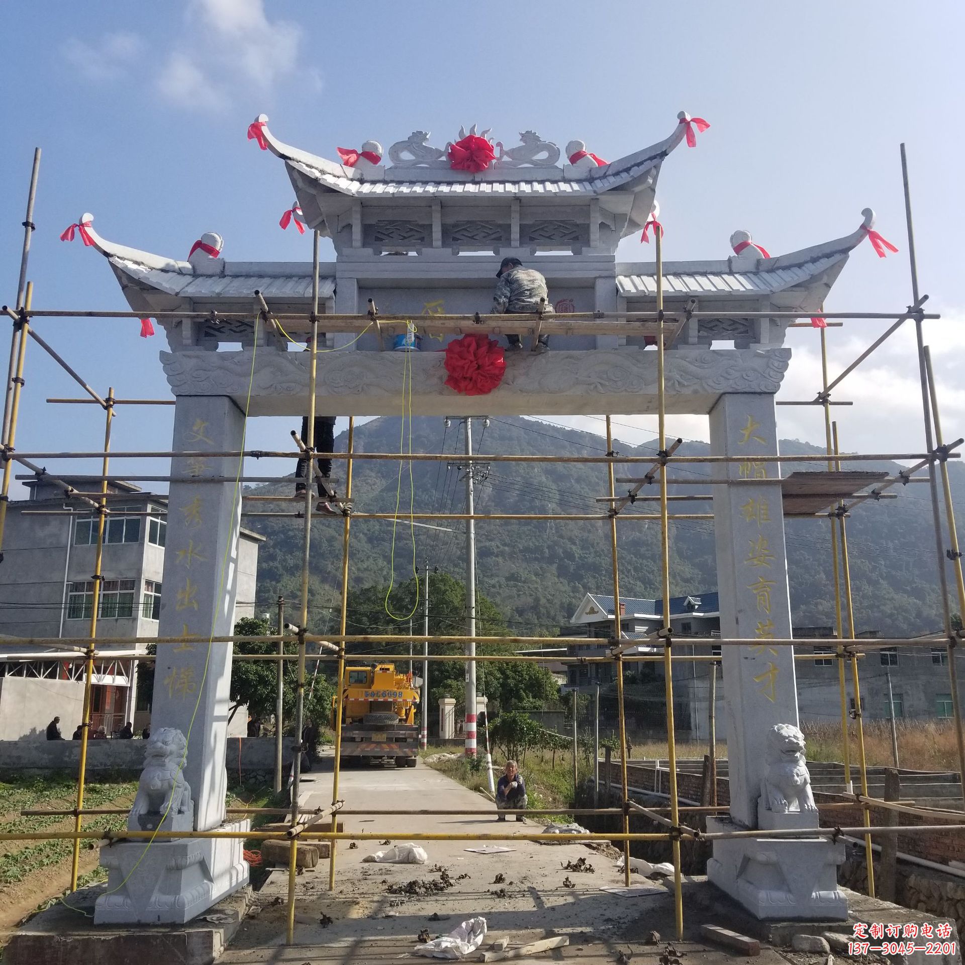 江西精美的牌坊雕塑,点亮村口